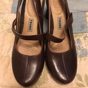 Unique burgundy heel. Tsubo